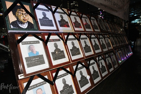 무대 앞에 놓인 42개의 영정사진.