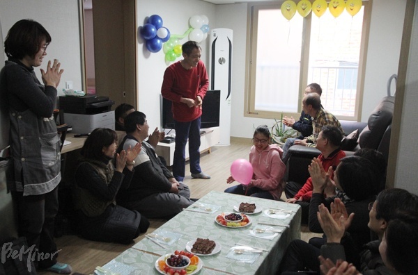 지원주택에 입주한 누림홈 출신 당사자들이 입주 소감을 이야기하는 모습.