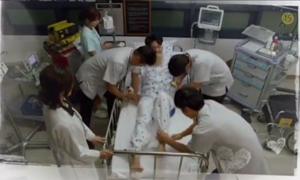 SBS드라마 '괜찮아 사랑이야' 14화 예고편 화면 갈무리. 극중 정신분열증 환자로 등장하는 장재열(조인성 분)이 강제입원을 당하면서 격리, 강박 조치를 당하고 있다.