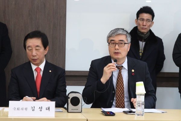 이영 교육부 차관(오른쪽)은 일부 주민들의 강한 반대 목소리에 현재 중투심에 올라온 심사를 내년 4월로 연기할 수 있음을 내비쳤다. 왼쪽은 김성태 의원.