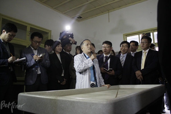 지난 6월 20일, 소록도 100주년을 맞아 소록도에서 특별재판이 열렸다. 재판부와 변호인들이 한센인의 시신 해부가 이뤄진 검시실에서 소록도 주민의 설명을 듣고 있다