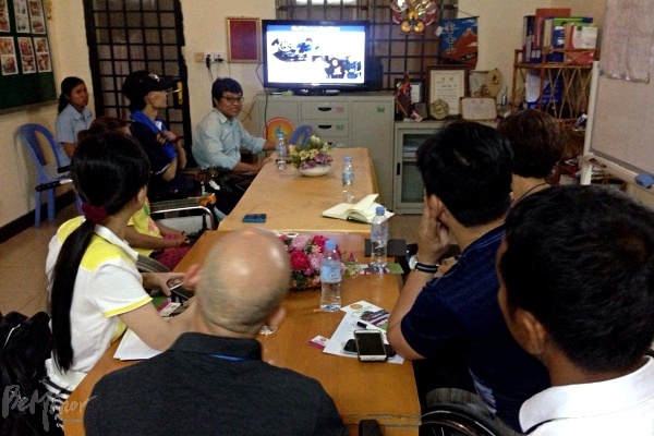 현지 연수 참가자들이 프놈펜장애인자립생활센터 소개를 듣고 있는 모습.