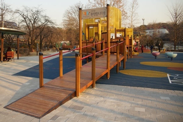 서울어린이대공원에 조성된 통합놀이터 '꿈틀꿈틀 놀이터' ⓒ통합놀이터 만들기 네트워크
