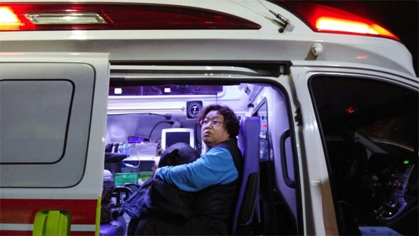 구급차에 실린 이형숙 경기장차연 대표 ©경기장차연