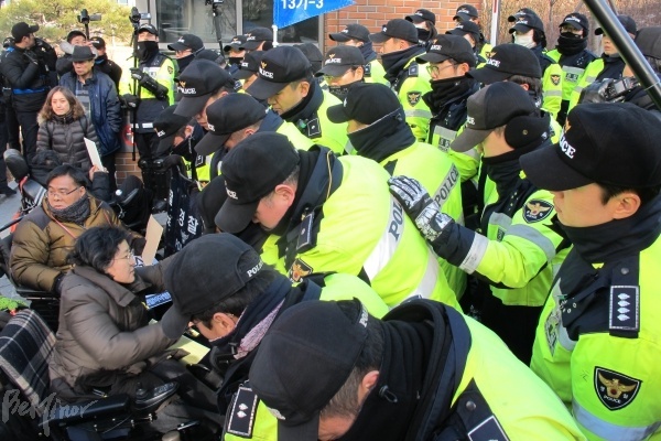 서울대교구에 염 추기경 면담 요청서를 전달하려는 희망원대책위 대표단이 경찰에 가로막혀 있는 모습. 남대문경찰서 측은 "서울대교구에서 시설 보호 요청을 했다"고 밝혔다. 