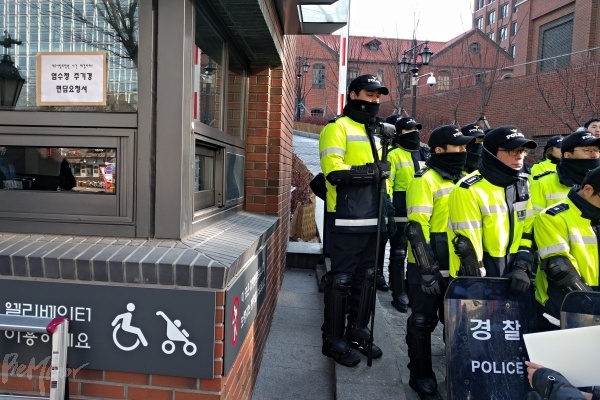 20여분 간 경찰과 대치 끝에 결국 전달하지 못한 면담 요청서가 명동성당 입구에 붙어 있는 모습.