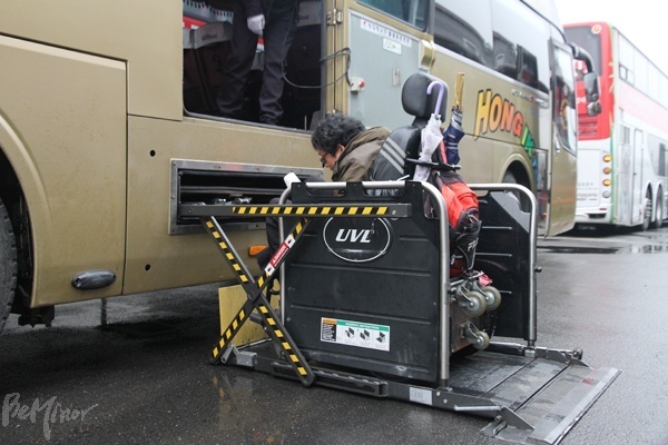 지난해 11월 시외이동권 소송 현장 검증에 앞서 장애인 당사자가 휠체어 리프트를 장착한 시외버스에 탑승하는 모습.