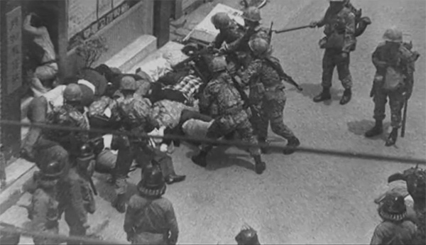 5.18광주항쟁 당시 계엄군이 시민을 무력 진압하는 모습 ⓒ5.18기념재단