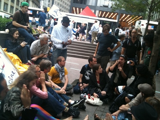 '아큐파이 월스트리트' 시위 당시 주코티공원을 점거한 시민들의 모습. 둘러앉은 시민들이 울먹이는 여성의 말을 듣고 있다.
