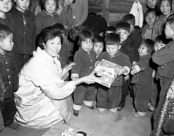 1965년 2월 25일 대구 고아원을 방문한 육영수 여사 ⓒe-영상역사관
