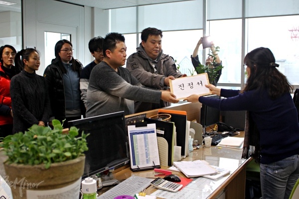 시행을 앞둔 정신건강복지법상 강제입원 요건 강화에 반대하는 의료계가 정신장애인을 '사회 불안 요소'로 표현하며 공포감을 조성하는 것에 반발하는 정신장애인 당사자들이 국가인권위원회에 진정서를 제출했다. 