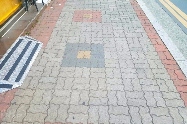 A 씨가 운영하는 서점 앞에 설치된 경사로. 