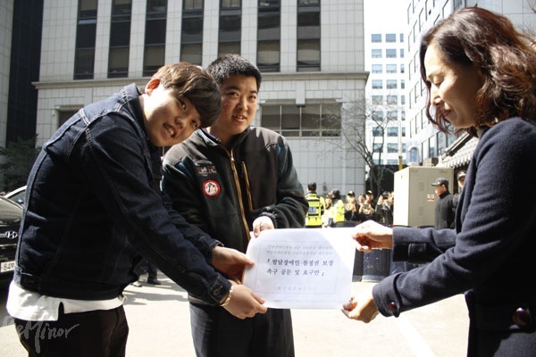 기자회견 후, 한국피플퍼스트 참가자들이 더불어민주당 측에 요구안을 전달하고 있다. 
