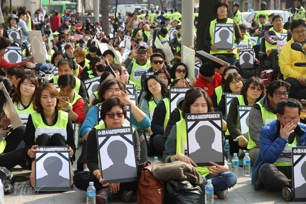 대구시립희망원대책위는 30일 대구 계산성당 앞에서 전국집중 결의대회를 열고 대구구천주교회유지재단의 법인설립허가 취소, 희망원 시설 폐쇄와 탈시설 지원정책 강화, 관련 책임자 처벌 등 대책을 요구했다.