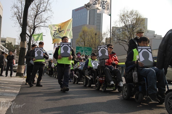 집회를 마치고 참가자들이 행진 중이다.