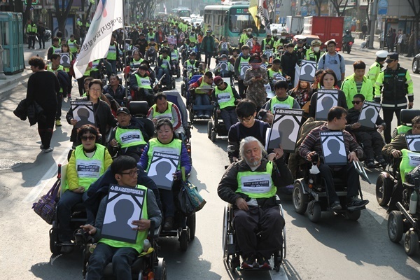 집회를 마치고 참가자들이 행진 중이다.