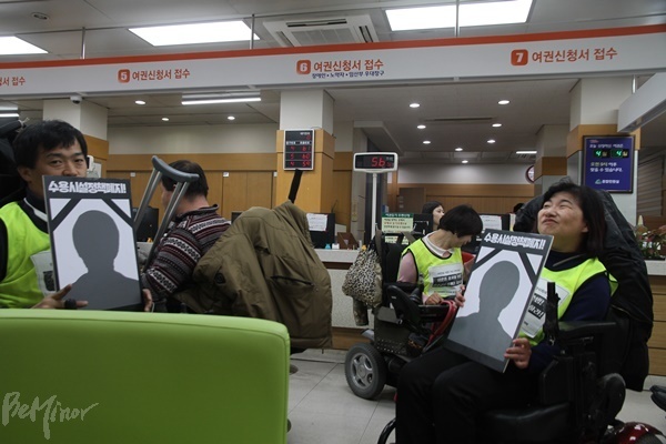 대책위는 현재 대구시청 민원실 등을 점거하고 1박 2일 노숙투쟁을 이어간다는 계획이다.