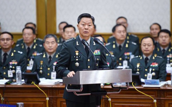 동성애자 군인 색출, 처벌을 지시했다는 의혹을 받고 있는 장준규 육군참모총장(가운데). ⓒ대한민국 육군 홈페이지