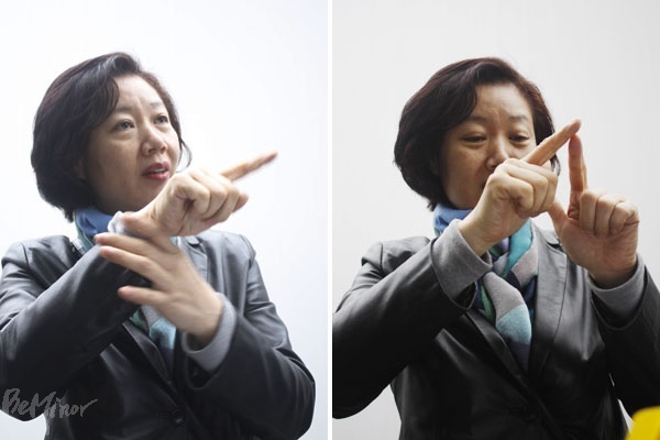 수화로 발언하는 함효숙 장애인정보문화누리 활동가