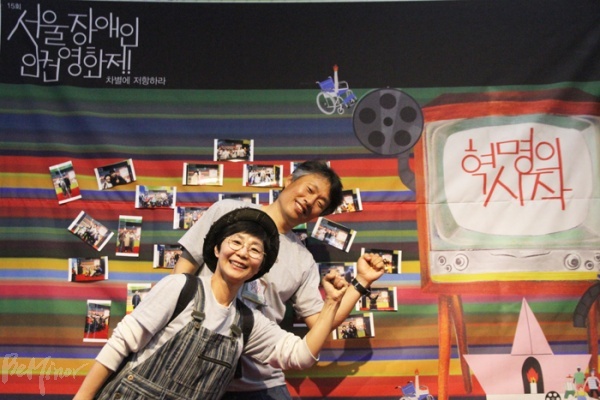 개막식이 열린 서울시민청 바스락홀 포토 존에서 활동가들이 사진을 찍고 있다.