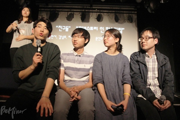 개막작 다큐멘터리 '친구들'와 영화 '러브스토리 인 하스피탈' 연출자와 연기자들이 개막작 선정 소감을 밝히고 있다. 왼쪽부터 이성재(소라), 김남주, 김민서, 문준호 씨