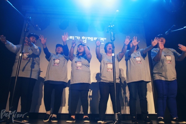 축하 공연에 나선 장애여성 합창단 '일곱빛깔 무지개'가 노래와 율동을 하는 모습.