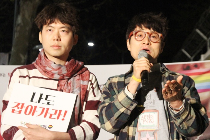 동성결혼 커플인 김승환 신나는 센터 대표(왼쪽)와 김조광수 감독(오른쪽)이 발언하고 있다.