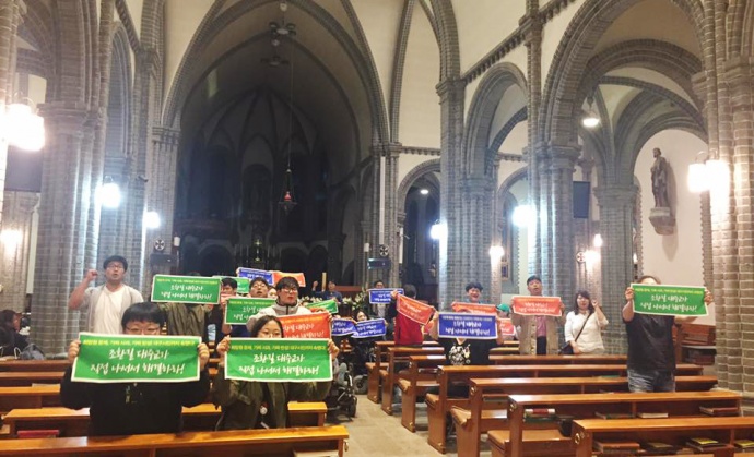 희망원대책위 관계자들이 계산성당 안에서 사표 처리를 요구하고 있다. (사진=희망원대책위)