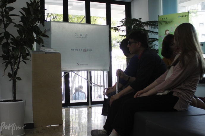 삼청동 주민센터 1층에 있는 임시기표소. 