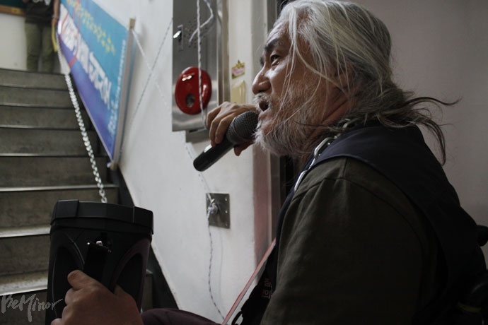 2시간 넘은 요구에도 선관위가 나타나지 않자 쇠사슬을 몸에 감고 항의하는 박경석 전국장애인차별철폐연대 상임공동대표