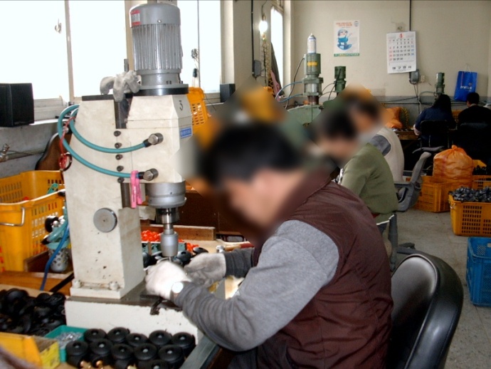 대구시립희망원 내에 있었던 '자활자립장'에서 거주인들이 작업을 하고 있는 모습. 사진 희망원 제보자 제공.