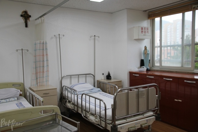 대구시립희망원 안에 있는 의무동 내부 모습. 거주인 '간병도우미'들은 외부 병원뿐 아니라 의무동에서도 일을 했다. 