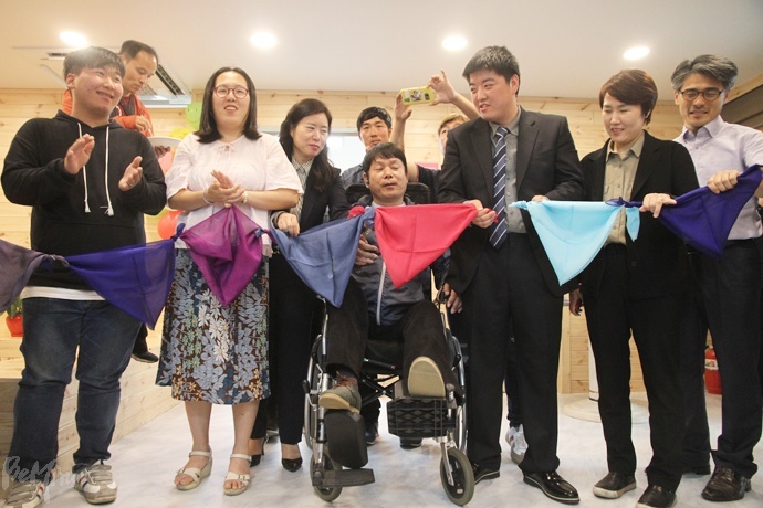 개소식 참가자들이 리본 커팅식을 진행하고 있다.