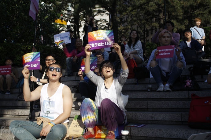 차별금지법 제정을 촉구하며 구호를 외치는 사람들.