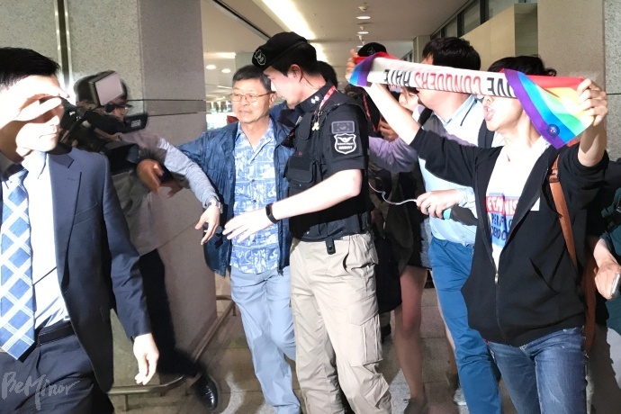 인천국제공항 귀빈실로 향하고 있는 장준규 총장(가운데 안경 낀 남성)을 향해 성소수자 단체 및 연대단체 활동가들이 규탄하는 구호를 외치고 있다.