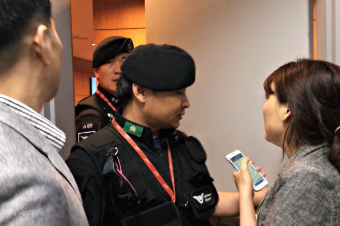 장 총장이 몸을 피한 인천공항 내 '귀빈실'로 향하는 사람들을 막고 있는 공항 안전요원들.