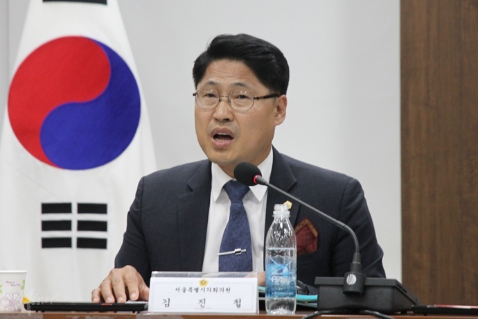 '서울특별시 의사소통권리 지원센터 설치 및 운영에 관한 조례안'을 발의한 김진철 서울시의원.