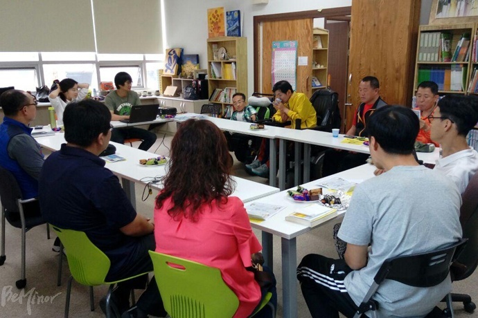 활동보조인노동조합이 6일 '활동보조인'의 새 이름을 짓기 위한 집담회를 서울 장애인배움터 너른마당에서 열었다.