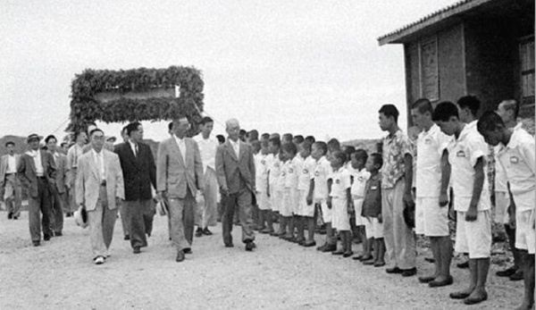 선감학원은 일제강점기인 1942년 만들어져 해방 후 1982년에야 폐쇄되었다. 사진은 1956년 선감학원 건물 신축 후 시찰단 방문 장면 ⓒ경기창작센터