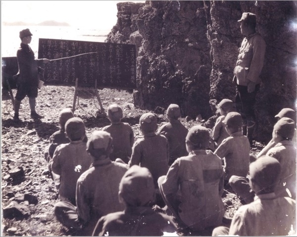 일제강점기 당시 선감학원 원생들의 야외교육 모습. 칠판에는 다음과 같은 글귀가 적혀 있다. '천황폐하의 감사한 호의로 우리들도 군인이 될 수 있게 되었다. 명예로운 일본의 군인이 된다는 일은 더 없는 행복이다. 나는 몸을 단련하고 마음을 닦아서 훌륭한 청년이 될 것이다. 그리고 지원병이 되어 천황폐하의 고마운 은혜에 보답할 것이다.' ⓒ안산지역사연구소