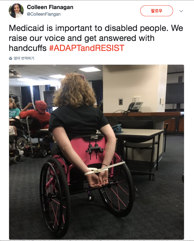 미국 장애인 인권 단체인 PAC 공동창립자인 콜린 플라네건이 자신의 트위터에 올린 시위 진압 사진. 휠체어를 이용할 수 없게 손을 뒤로 돌려 케이블타이 수갑을 채웠다. (사진출처 : 트위터 @ColleenFlangan 계정 갈무리.)