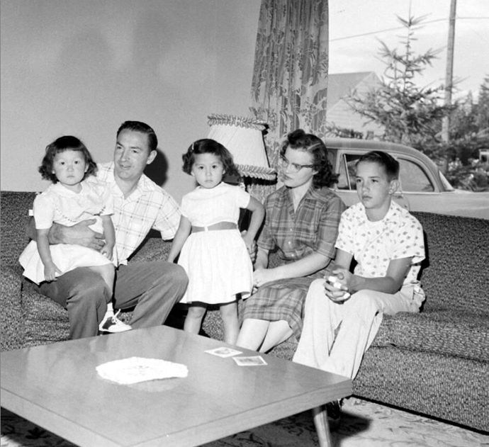 한국 고아를 입양한 미국 가정 방문 사진. (출처: 국가기록원, 생산기관: 공보처 홍보국 사진담당관, 생산년도: 1959년, 관리번호: CET0062240