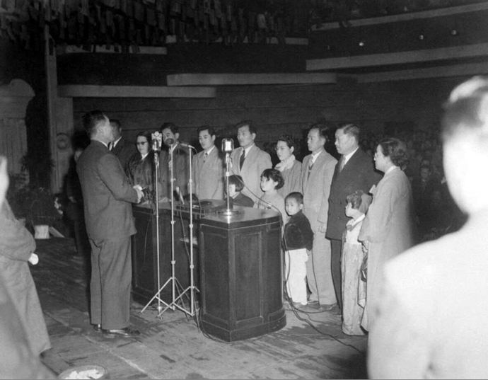 전쟁고아 양부모 결연식 사진 (출처: 국가기록원, 생산기관: 공보처 홍보국 사진담당관, 생산년도: 1956년, 관리번호: CET0062199)