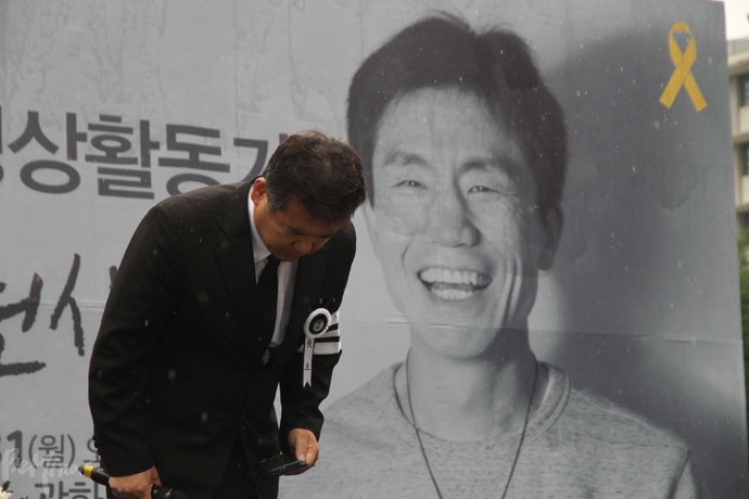 고인의 형님인 박종석 씨가 영결식에 참석한 사람들에게 감사한 마음을 전하며 인사하고 있다. 고인의 형님인 박종석 씨가 영결식에 참석한 사람들에게 감사한 마음을 전하며 인사하고 있다.