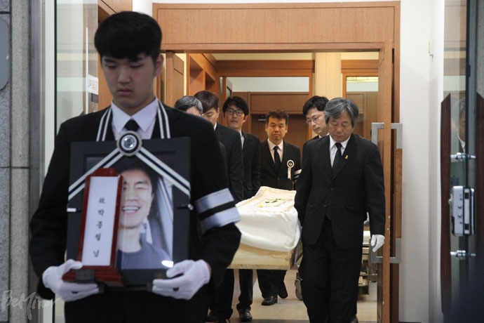 31일 오전 8시 30분, 발인이 시작됐다. 고 박종필 감독의 장례는 인권사회장으로 치러졌다. 31일 오전 8시 30분, 발인이 시작됐다. 고 박종필 감독의 장례는 인권사회장으로 치러졌다.