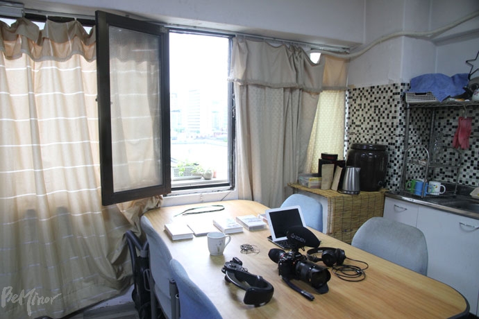 창문 앞 탁자, ‘박종필 감독 장애인권 3부작’ 비디오테이프와 카메라가 가지런히 놓여 있다. 창문 앞 탁자, ‘박종필 감독 장애인권 3부작’ 비디오테이프와 카메라가 가지런히 놓여 있다.