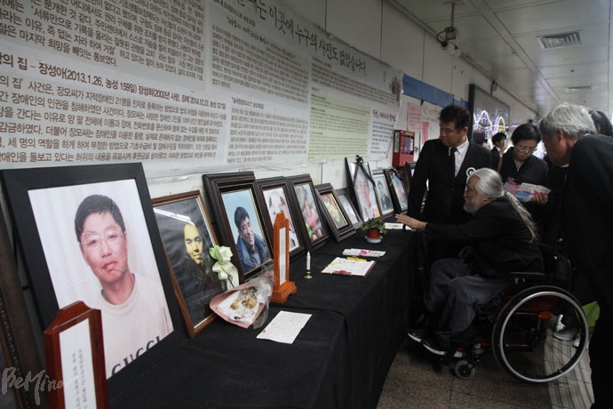 고 박종필 감독 유가족들이 영결식 참석 전, 고인의 영정과 함께 장애등급제·부양의무제폐지 농성장을 찾았다. 고 박종필 감독 유가족들이 영결식 참석 전, 고인의 영정과 함께 장애등급제·부양의무제폐지 농성장을 찾았다.