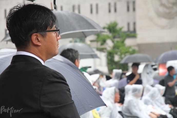 영결식을 지켜보는 사람들 영결식을 지켜보는 사람들