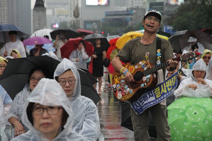 추모노래로 장애해방가를 부르는 민중가수 박준. 추모노래로 장애해방가를 부르는 민중가수 박준.