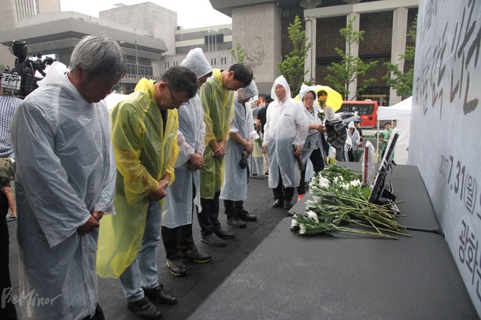 사람들이 헌화하고 있다. 사람들이 헌화하고 있다.